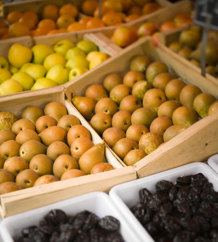 无人,菜场,竖图,俯视,室内,特写,白天,购物,消费,苹果,柑橘,梨,水果,一堆,许多,堆叠,堆积,新鲜,木制,木盒,生食,食品,果实,集市,市场,食物,木制品,容器,香梨,金融,有机食品,绿色食品,储藏,堆,储存,选购,贸易,菜市,生梨,橘子,桔子,橙子,橙,彩图,高角度拍摄,菜市场,贮存