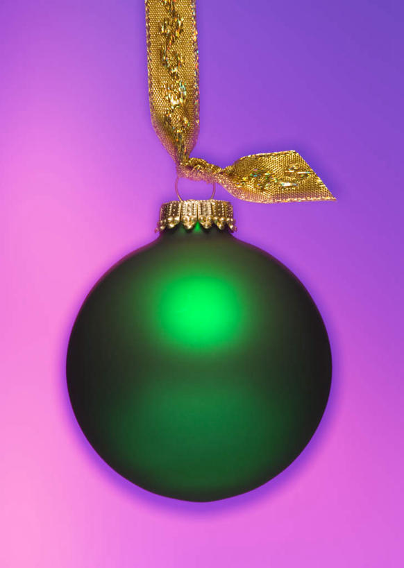 无人,竖图,室内,特写,白天,正面,静物,圣诞节,阴影,紫色背景,节日,庆祝,装饰,反射,挂饰,丝绸,丝带,影子,缎带,圣诞球,文化,绸带,球,一个,庆典,球体,摄影,影棚,单个,纪念,华丽,修饰,点缀,衬托,美观,雅致,雅观,彩图,影棚拍摄,拍摄