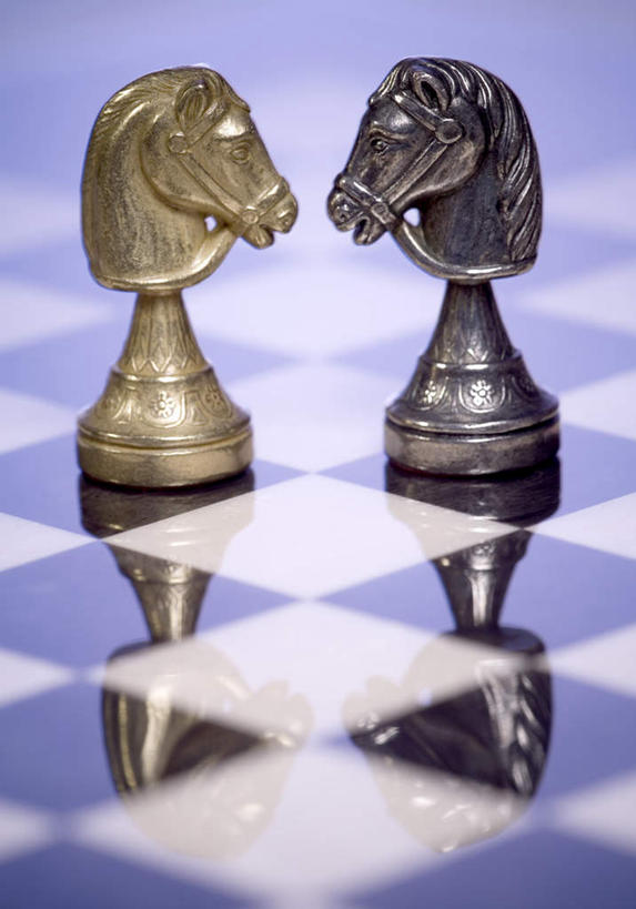 无人,竖图,俯视,室内,特写,白天,游戏,快乐,比赛,竞争,桌子,马,静物,阴影,蓝色背景,朦胧,模糊,反射,方格,格子,影子,玩,娱乐,两个,象棋,休闲,面对面,棋子,棋盘,国际象棋,益智,摄影,影棚,活动,发泄,消遣,智力,宣泄,玩耍,嬉戏,彩图,高角度拍摄,影棚拍摄,拍摄