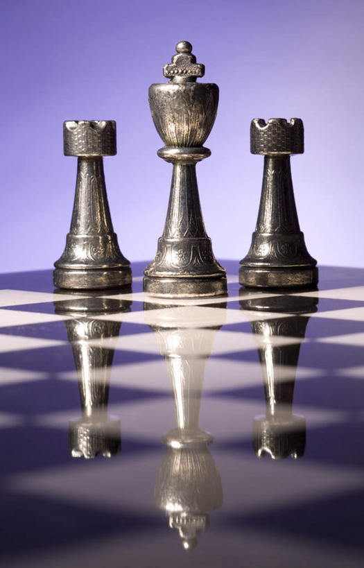 无人,竖图,室内,特写,白天,正面,游戏,快乐,比赛,竞争,桌子,静物,一排,阴影,蓝色背景,朦胧,模糊,整齐,反射,方格,格子,影子,玩,娱乐,排列,三个,象棋,休闲,棋子,棋盘,国际象棋,益智,摄影,影棚,活动,队列,发泄,消遣,智力,宣泄,玩耍,嬉戏,彩图,影棚拍摄,拍摄