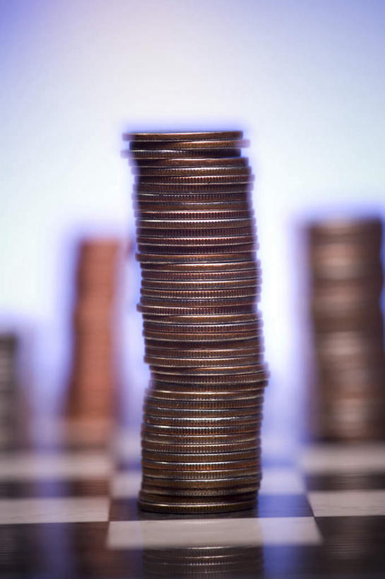 无人,竖图,室内,特写,白天,正面,钱,桌子,静物,金属制品,一堆,许多,阴影,堆叠,堆积,蓝色背景,朦胧,模糊,反射,金属,方格,格子,钱币,影子,金融,摄影,影棚,经济,堆,流通,贸易,货币,现金,硬币,彩图,影棚拍摄,拍摄