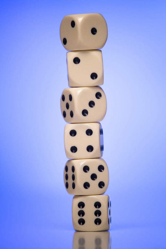 无人,竖图,室内,特写,白天,正面,游戏,赌博,贪欲,竞争,静物,玩具,一堆,许多,阴影,堆叠,堆积,蓝色背景,反射,骰子,影子,玩,娱乐,刺激,休闲,摄影,影棚,活动,堆,发泄,消遣,智力,赌具,色子,投机,侥幸,欲望,投子,宣泄,玩耍,嬉戏,彩图,影棚拍摄,拍摄,胜负,输赢