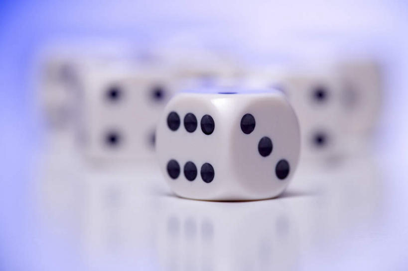 无人,横图,室内,特写,白天,正面,游戏,赌博,贪欲,竞争,静物,玩具,许多,阴影,蓝色背景,朦胧,模糊,反射,骰子,影子,玩,娱乐,刺激,排列,休闲,摄影,影棚,活动,发泄,消遣,智力,赌具,色子,投机,侥幸,欲望,投子,宣泄,摆列,玩耍,嬉戏,彩图,影棚拍摄,拍摄,布列,分列,胜负,输赢