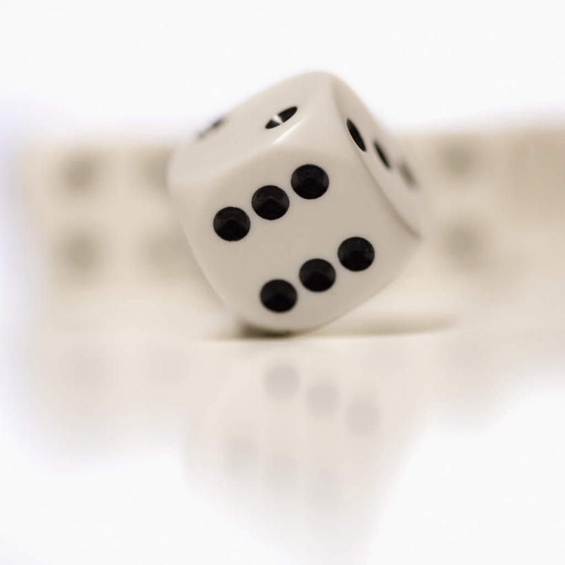 无人,方图,室内,特写,白天,白色背景,正面,游戏,赌博,贪欲,竞争,静物,玩具,许多,阴影,朦胧,模糊,反射,骰子,影子,玩,娱乐,刺激,排列,休闲,摄影,影棚,活动,发泄,消遣,智力,赌具,色子,投机,侥幸,欲望,投子,宣泄,摆列,玩耍,嬉戏,彩图,影棚拍摄,拍摄,布列,分列,胜负,输赢