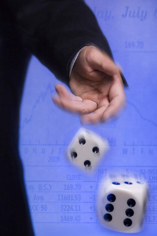 西方人,手,一个人,商务人士,商务男性,站,竖图,室内,特写,白天,正面,衬衫,游戏,赌博,贪欲,竞争,玩具,欧洲,欧洲人,仅一个男性,仅一个人,仅一个中年男性,握,蓝色背景,套装,朦胧,模糊,骰子,玩,注视,娱乐,刺激,两个,观察,看,站着,休闲,手部,握着,摄影,影棚,观看,活动,单手,察看,发泄,关注,消遣,智力,赌具,商务装,工薪阶层,色子,投机,侥幸,欲望,投子,宣泄,男人,男性,中年男性,白种人,白领,上班族,抛,扔,玩耍,嬉戏,站立,半身,彩图,影棚拍摄,衬衣,拍摄,胜负,输赢