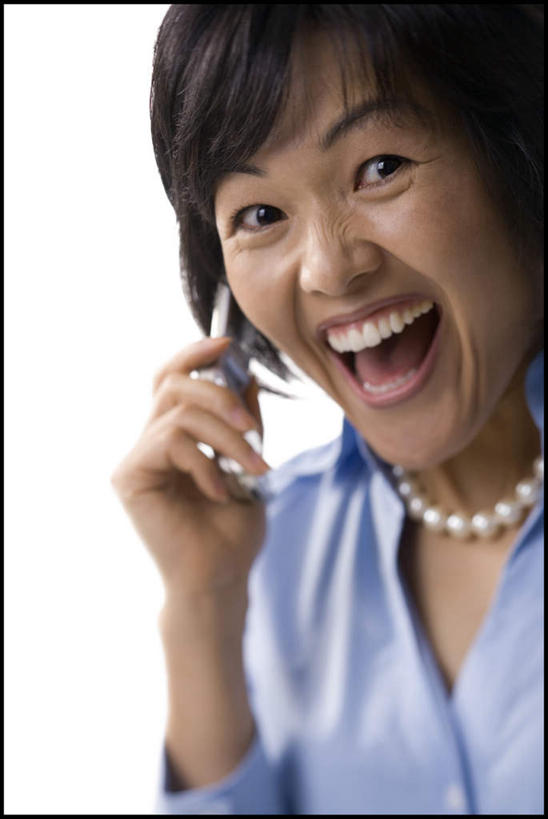 东方人,脸,头,脸颊,手,头发,一个人,站,笑,打电话,微笑,露齿笑,竖图,室内,特写,白天,白色背景,正面,幸福,纯洁,电话,手机,项链,亚洲,仅一个女性,仅一个人,一条,握,服装,珍珠,注视,休闲装,黄种人,通讯设备,肩膀,装饰品,衣服,黑色,饰品,首饰,观察,看,站着,仅一个中年女性,休闲,健康,手部,休闲服,握着,摄影,服饰,影棚,观看,单手,贵重,察看,珍贵,富有,关注,一部,宝贵,有机宝石,交流,女人,女性,中年女性,亚洲人,头部,直发,脸部,脸蛋,面部,沟通,通话,站立,半身,彩图,影棚拍摄,拍摄,短发