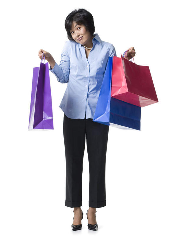 东方人,一个人,站,笑,微笑,露齿笑,竖图,室内,白天,白色背景,正面,高跟鞋,购物,时尚,消费,袋子,鞋子,亚洲,仅一个女性,仅一个人,一双,服装,包装袋,手提袋,购物袋,拎,注视,休闲装,黄种人,三个,衣服,观察,看,站着,仅一个中年女性,休闲,休闲服,金融,摄影,服饰,影棚,观看,察看,购买,关注,时髦,贸易,时兴,女人,女性,中年女性,亚洲人,站立,彩图,全身,影棚拍摄,拍摄,拎着