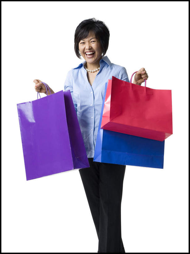 东方人,一个人,站,笑,微笑,露齿笑,竖图,室内,白天,白色背景,正面,购物,消费,袋子,亚洲,仅一个女性,仅一个人,服装,包装袋,手提袋,购物袋,拎,注视,休闲装,黄种人,三个,衣服,观察,看,站着,仅一个中年女性,休闲,休闲服,金融,摄影,服饰,影棚,观看,察看,购买,关注,贸易,女人,女性,中年女性,亚洲人,站立,半身,彩图,影棚拍摄,拍摄,拎着