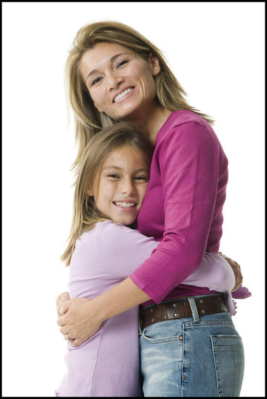 西方人,儿童,中年人,两个人,家庭,母亲,女儿,站,抱,笑,微笑,露齿笑,竖图,室内,白天,白色背景,侧面,纯洁,欧洲,欧洲人,服装,裤子,注视,牛仔裤,休闲装,小孩,衣服,观察,看,站着,休闲,温暖,温馨,母女,一家人,休闲服,可爱,母爱,童年,童趣,摄影,服饰,影棚,抱着,观看,和睦,察看,搂着,关注,童真,烂漫,无邪,天真,女孩,女人,女性,中年女性,白种人,孩子,搂,搂抱,站立,半身,彩图,影棚拍摄,拍摄,融洽,女生