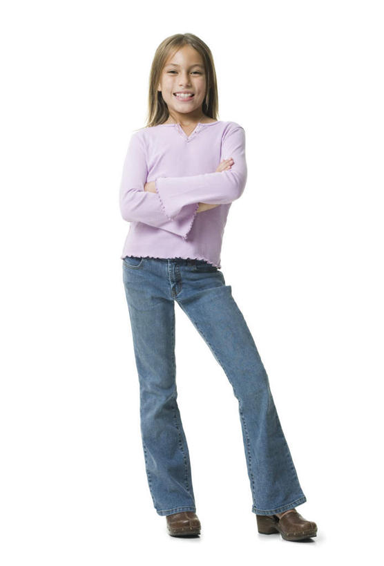 西方人,儿童,一个人,站,笑,双手交叉,微笑,露齿笑,竖图,室内,白天,白色背景,正面,纯洁,欧洲,欧洲人,仅一个女性,仅一个人,服装,裤子,注视,牛仔裤,休闲装,小孩,衣服,观察,看,站着,仅一个小孩,休闲,休闲服,可爱,童年,童趣,摄影,服饰,影棚,观看,察看,双手抱胸,关注,童真,烂漫,无邪,天真,女孩,女人,女性,白种人,孩子,站立,彩图,全身,影棚拍摄,拍摄,女生