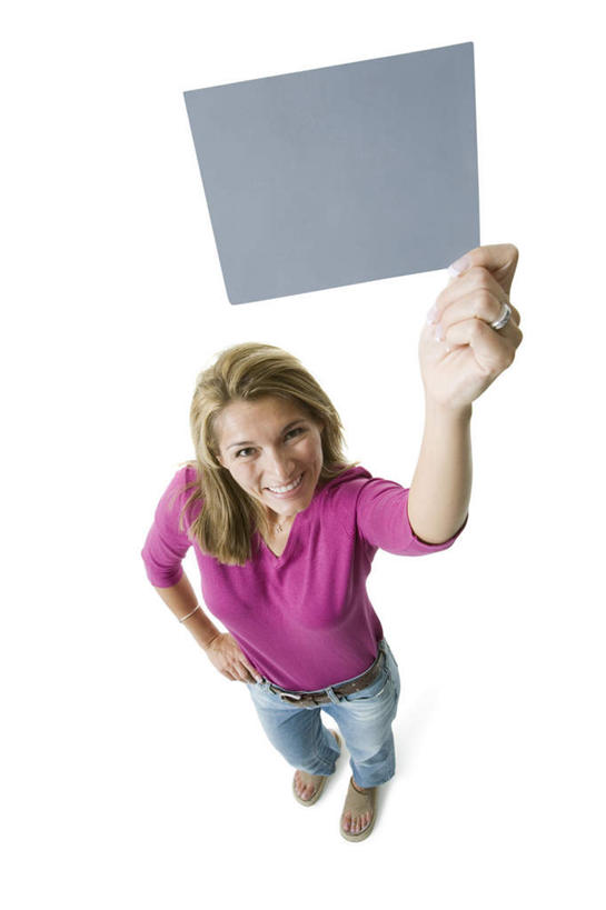 西方人,一个人,举,笑,微笑,露齿笑,竖图,俯视,室内,白天,白色背景,凉鞋,指示牌,鞋子,欧洲,欧洲人,仅一个女性,仅一个人,服装,裤子,标志,广告牌,注视,牛仔裤,休闲装,标识,手叉腰,衣服,叉腰,观察,看,托,仅一个中年女性,休闲,休闲服,摄影,服饰,影棚,观看,察看,关注,女人,女性,中年女性,白种人,举起,举手,举着,抬头,向上举,向上伸,向上托,仰头,彩图,高角度拍摄,全身,影棚拍摄,拍摄