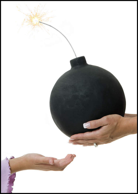 西方人,儿童,中年人,手,两个人,家庭,母亲,女儿,竖图,室内,特写,白天,白色背景,侧面,纯洁,热情,竞争,高科技,科技,炸药,炸弹,火,欧洲,欧洲人,双手,对抗,冲突,军事,科学,火焰,燃烧,破坏,一个,小孩,温暖,温馨,母女,一家人,手部,武器,可爱,母爱,童年,童趣,战争,工业,摄影,影棚,单个,损坏,和睦,攻击,恐怖,威胁,对立,矛盾,兵器,弹药,防御,童真,烂漫,无邪,军方,军工业,国防,敌对,挫败,斗争,抗拒,抗衡,杀伤,威慑,天真,危险,女孩,女人,女性,中年女性,白种人,孩子,甘油炸药,半身,彩图,影棚拍摄,拍摄,融洽,女生