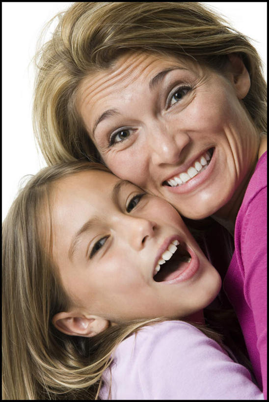 西方人,儿童,中年人,脸,头,脸颊,两个人,家庭,母亲,女儿,抱,笑,微笑,露齿笑,竖图,室内,特写,白天,白色背景,侧面,纯洁,欧洲,欧洲人,服装,注视,休闲装,肩膀,小孩,衣服,观察,看,休闲,温暖,温馨,母女,一家人,休闲服,可爱,母爱,童年,童趣,摄影,服饰,影棚,抱着,观看,和睦,察看,搂着,关注,童真,烂漫,无邪,天真,女孩,女人,女性,中年女性,白种人,孩子,头部,脸部,脸蛋,面部,搂,搂抱,半身,彩图,影棚拍摄,拍摄,融洽,女生