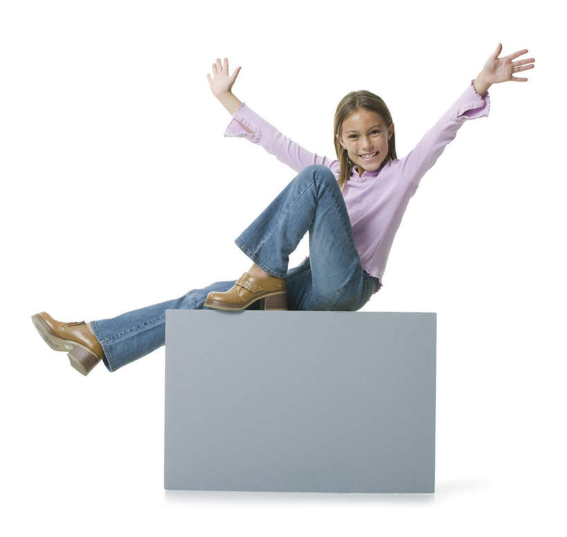 西方人,儿童,一个人,坐,举,笑,微笑,露齿笑,横图,室内,白天,白色背景,侧面,凉鞋,纯洁,指示牌,鞋子,欧洲,欧洲人,仅一个女性,仅一个人,服装,裤子,标志,广告牌,注视,牛仔裤,休闲装,标识,小孩,衣服,观察,看,托,仅一个小孩,休闲,休闲服,可爱,童年,童趣,摄影,服饰,影棚,观看,察看,关注,童真,烂漫,无邪,天真,女孩,女人,女性,白种人,孩子,举起,举手,举着,向上举,向上伸,向上托,坐着,彩图,全身,影棚拍摄,拍摄,女生