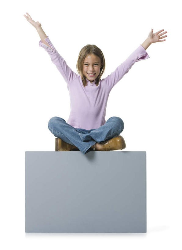 西方人,儿童,一个人,坐,举,笑,盘腿,微笑,露齿笑,竖图,室内,白天,白色背景,正面,凉鞋,纯洁,指示牌,鞋子,欧洲,欧洲人,仅一个女性,仅一个人,服装,裤子,标志,广告牌,注视,牛仔裤,休闲装,标识,小孩,衣服,观察,看,托,仅一个小孩,休闲,休闲服,可爱,童年,童趣,摄影,服饰,影棚,观看,察看,关注,童真,烂漫,无邪,天真,女孩,女人,女性,白种人,孩子,举起,举手,举着,盘腿而坐,盘膝,盘着腿的,盘着腿坐,双腿交叉,向上举,向上伸,向上托,坐着,彩图,全身,影棚拍摄,拍摄,女生