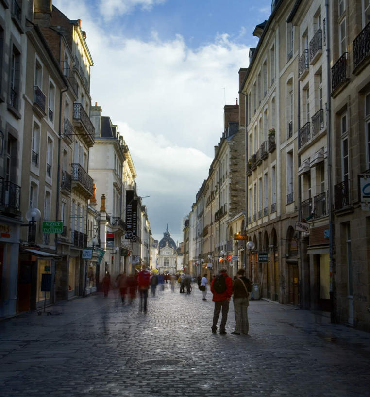 西方人,家,走,竖图,室外,白天,仰视,度假,美景,窗户,城市风光,城市,道路,建筑,路,路灯,照明,法国,欧洲,欧洲人,行人,游客,游人,阴影,服装,朦胧,模糊,光线,瓦片,影子,房屋,屋顶,屋子,景观,云,云朵,小路,灯光,交通,许多人,云彩,顶棚,瓦,注视,休闲装,娱乐,楼房,路人,旅客,玻璃窗,住宅,灯,衣服,蓝色,白云,蓝天,天空,阳光,天,观察,看,一群人,享受,休闲,休闲服,景色,放松,建造,服饰,晴朗,观看,照亮,察看,照明设备,布列塔尼,关注,屋瓦,法兰西共和国,法兰西第五共和国,布列塔尼地区,过客,阿摩尔滨海省,男人,男性,女人,女性,中年男性,中年女性,白种人,晴空,步行,散步,走路,彩图,低角度拍摄,全身,房子