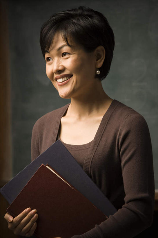 东方人,一个人,商务人士,商务女性,笑,微笑,露齿笑,竖图,室内,白天,正面,书籍,亚洲,仅一个女性,仅一个人,握,灰色背景,套装,墙,注视,黄种人,墙壁,墙面,装饰品,耳环,饰品,首饰,观察,看,仅一个中年女性,握着,摄影,影棚,观看,察看,关注,商务装,工薪阶层,耳饰,女人,女性,中年女性,亚洲人,白领,上班族,书,图书,半身,彩图,影棚拍摄,拍摄