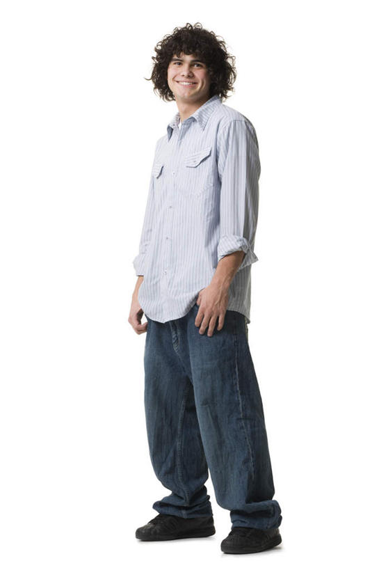 西方人,一个人,站,笑,微笑,露齿笑,竖图,室内,白天,白色背景,侧面,欧洲,欧洲人,仅一个男性,仅一个人,服装,裤子,注视,牛仔裤,休闲装,仅一个年轻男性,衣服,观察,看,站着,休闲,休闲服,摄影,服饰,影棚,观看,察看,关注,男人,男性,年轻男性,白种人,站立,彩图,全身,影棚拍摄,拍摄