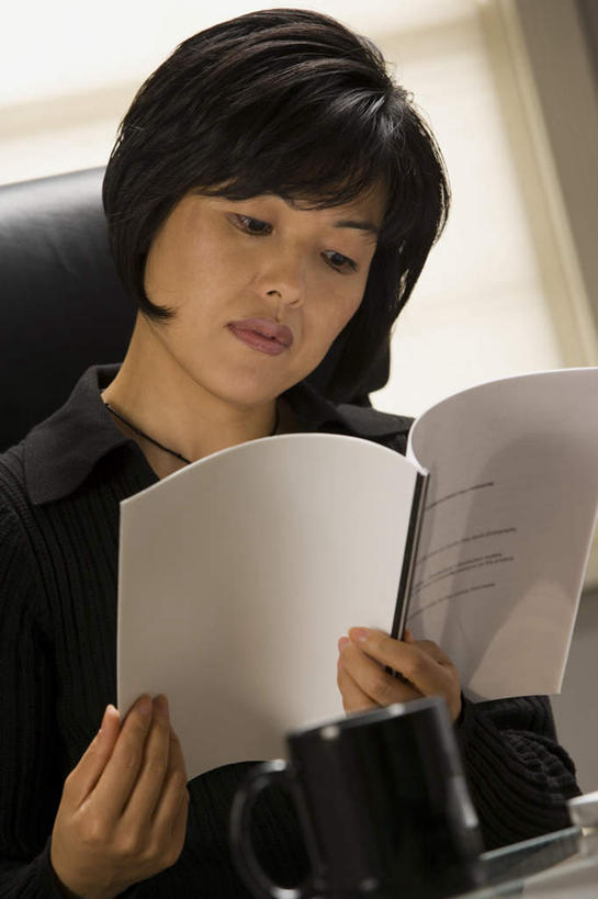 东方人,一个人,商务人士,商务女性,坐,竖图,室内,白天,正面,杯子,椅子,亚洲,仅一个女性,仅一个人,一把,握,阴影,套装,朦胧,模糊,反射,材料,瓷器,档案,文件,影子,咖啡杯,陶瓷制品,注视,黄种人,一个,会议椅,资料,观察,看,仅一个中年女性,握着,单个,观看,一份,办公椅,察看,关注,文档,瓷杯,商务装,工薪阶层,商务椅,培训椅,女人,女性,中年女性,亚洲人,白领,上班族,坐着,半身,彩图