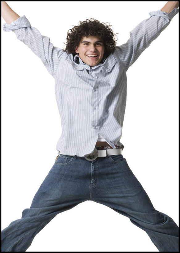 西方人,一个人,跳,举,笑,微笑,露齿笑,竖图,室内,白天,白色背景,正面,欧洲,欧洲人,仅一个男性,仅一个人,服装,裤子,注视,牛仔裤,休闲装,仅一个年轻男性,衣服,观察,看,托,休闲,休闲服,摄影,服饰,影棚,观看,张开双腿,察看,关注,展开双腿,男人,男性,年轻男性,白种人,举起,举手,举着,跳跃,向上举,向上伸,向上托,半身,彩图,影棚拍摄,拍摄,伸展双腿