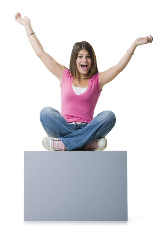 西方人,一个人,坐,举,笑,盘腿,微笑,露齿笑,竖图,室内,白天,白色背景,正面,指示牌,项链,欧洲,欧洲人,仅一个年轻女性,仅一个女性,仅一个人,服装,裤子,标志,广告牌,注视,牛仔裤,休闲装,标识,装饰品,衣服,饰品,手链,首饰,观察,看,托,休闲,休闲服,摄影,服饰,手镯,影棚,观看,察看,关注,镯子,年轻女性,女人,女性,白种人,举起,举手,举着,盘腿而坐,盘膝,盘着腿的,盘着腿坐,双腿交叉,向上举,向上伸,向上托,坐着,彩图,全身,影棚拍摄,拍摄