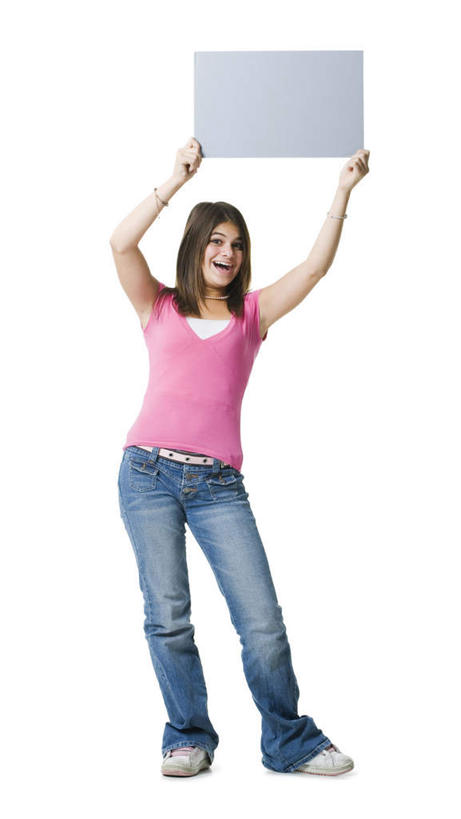 西方人,一个人,站,举,笑,微笑,露齿笑,竖图,室内,白天,白色背景,正面,指示牌,项链,欧洲,欧洲人,仅一个年轻女性,仅一个女性,仅一个人,服装,裤子,标志,广告牌,注视,牛仔裤,休闲装,标识,装饰品,衣服,饰品,手链,首饰,观察,看,托,站着,休闲,休闲服,摄影,服饰,手镯,影棚,观看,察看,关注,镯子,年轻女性,女人,女性,白种人,举起,举手,举着,向上举,向上伸,向上托,站立,彩图,全身,影棚拍摄,拍摄