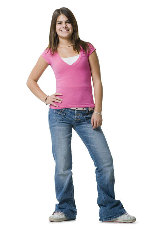 西方人,一个人,站,笑,微笑,露齿笑,竖图,室内,白天,白色背景,正面,指示牌,项链,欧洲,欧洲人,仅一个年轻女性,仅一个女性,仅一个人,服装,裤子,标志,广告牌,注视,牛仔裤,休闲装,标识,手叉腰,装饰品,衣服,饰品,手链,首饰,叉腰,观察,看,站着,休闲,休闲服,摄影,服饰,手镯,影棚,观看,察看,关注,镯子,年轻女性,女人,女性,白种人,站立,彩图,全身,影棚拍摄,拍摄