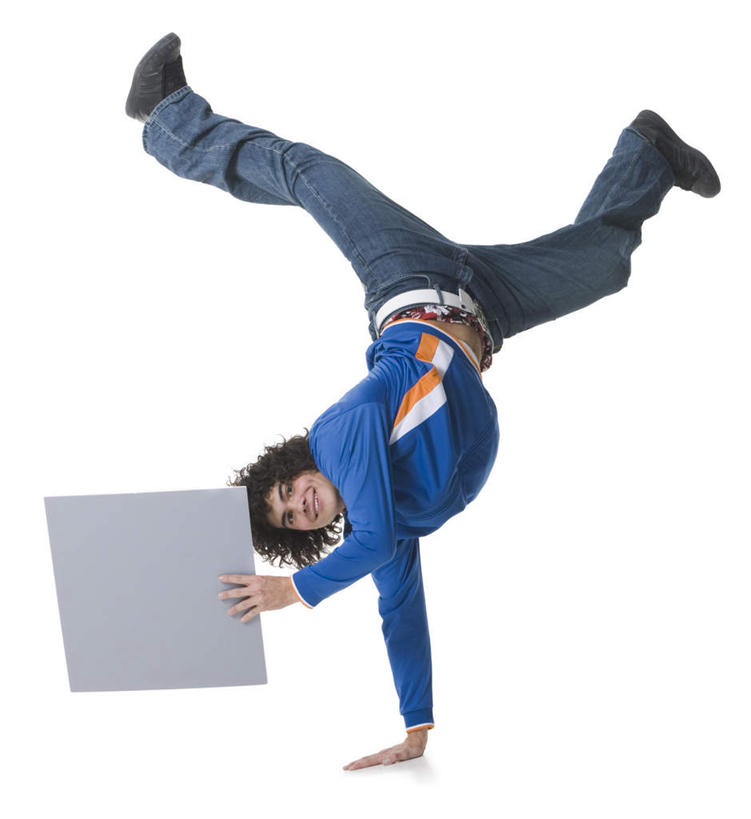 西方人,一个人,举,笑,微笑,竖图,室内,白天,白色背景,正面,跳舞,指示牌,欧洲,欧洲人,仅一个男性,仅一个人,服装,裤子,标志,广告牌,注视,牛仔裤,休闲装,标识,仅一个年轻男性,衣服,观察,看,托,休闲,休闲服,摄影,服饰,影棚,观看,张开双腿,察看,关注,舞姿,展开双腿,男人,男性,年轻男性,白种人,举起,举手,举着,向上举,向上伸,向上托,彩图,全身,影棚拍摄,拍摄,舞蹈,伸展双腿