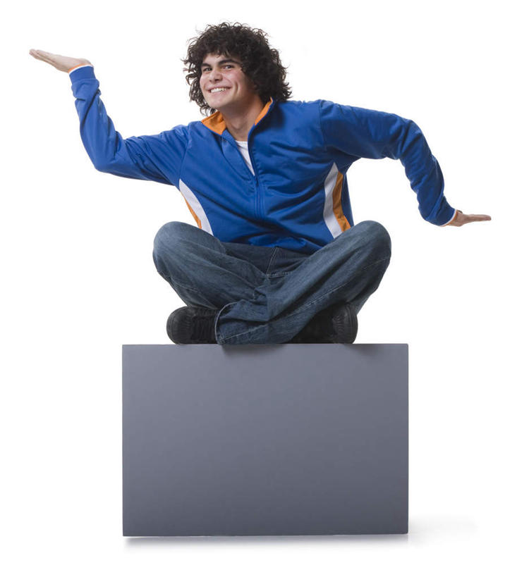 西方人,一个人,坐,举,伸展双臂,笑,盘腿,微笑,露齿笑,竖图,室内,白天,白色背景,正面,指示牌,欧洲,欧洲人,仅一个男性,仅一个人,服装,裤子,标志,广告牌,注视,牛仔裤,休闲装,标识,仅一个年轻男性,衣服,观察,看,托,休闲,休闲服,摄影,服饰,影棚,观看,察看,关注,男人,男性,年轻男性,白种人,敞开双臂,举起,举手,举着,盘腿而坐,盘膝,盘着腿的,盘着腿坐,伸开双臂,双腿交叉,向上举,向上伸,向上托,展开双肩,张开手臂,张开双臂,坐着,彩图,全身,影棚拍摄,拍摄