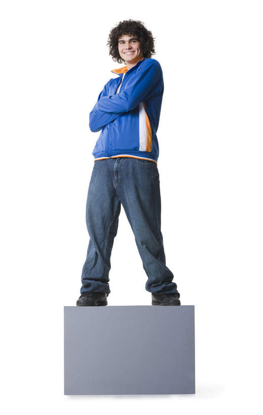 西方人,一个人,站,笑,双手交叉,微笑,露齿笑,竖图,室内,白天,白色背景,正面,指示牌,欧洲,欧洲人,仅一个男性,仅一个人,服装,裤子,标志,广告牌,注视,牛仔裤,休闲装,标识,仅一个年轻男性,衣服,观察,看,站着,休闲,休闲服,摄影,服饰,影棚,观看,察看,双手抱胸,关注,男人,男性,年轻男性,白种人,站立,彩图,全身,影棚拍摄,拍摄