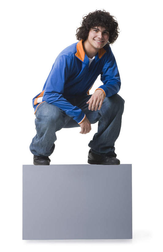 西方人,一个人,蹲,笑,微笑,露齿笑,竖图,室内,白天,白色背景,正面,指示牌,欧洲,欧洲人,仅一个男性,仅一个人,服装,裤子,标志,广告牌,注视,牛仔裤,休闲装,标识,仅一个年轻男性,衣服,观察,看,休闲,休闲服,摄影,服饰,影棚,观看,察看,关注,男人,男性,年轻男性,白种人,蹲着,彩图,全身,影棚拍摄,拍摄