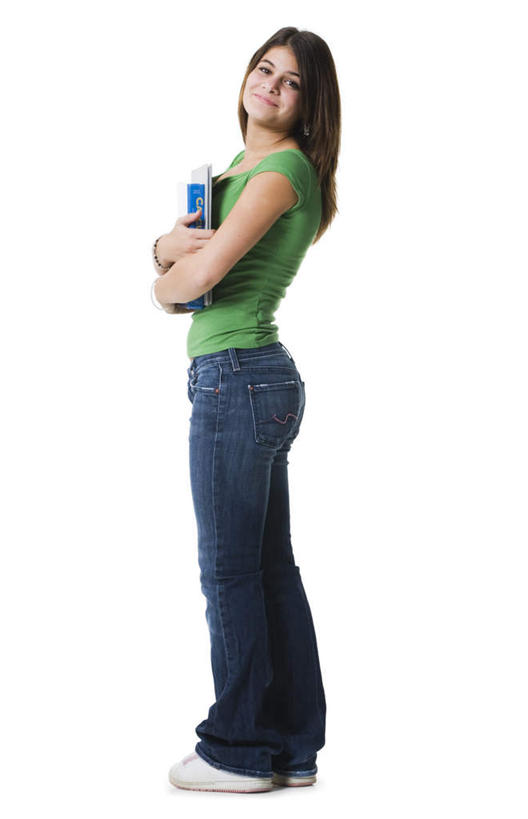 西方人,一个人,站,笑,双手交叉,微笑,露齿笑,竖图,室内,白天,白色背景,侧面,书籍,欧洲,欧洲人,仅一个年轻女性,仅一个女性,仅一个人,一本,服装,裤子,扭头,注视,牛仔裤,休闲装,衣服,观察,看,站着,转头,休闲,休闲服,摄影,服饰,影棚,观看,察看,双手抱胸,关注,年轻女性,女人,女性,白种人,书,图书,站立,彩图,全身,影棚拍摄,拍摄