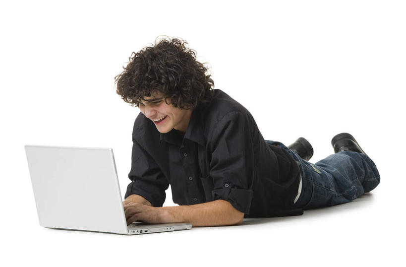 西方人,一个人,笑,微笑,露齿笑,横图,室内,白天,白色背景,正面,电脑,笔记本电脑,欧洲,欧洲人,仅一个男性,仅一个人,敲打,服装,网络,注视,休闲装,输入,通讯设备,仅一个年轻男性,衣服,打字,观察,看,趴着,休闲,休闲服,摄影,服饰,影棚,观看,点击,一台,敲击,察看,无线,关注,通信设备,无线网络,无线上网,便携式电脑,按键,手提电脑,男人,男性,年轻男性,白种人,趴,彩图,全身,影棚拍摄,拍摄