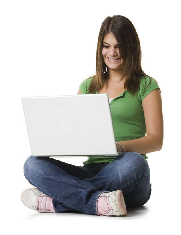 西方人,一个人,坐,笑,盘腿,微笑,露齿笑,竖图,室内,白天,白色背景,正面,电脑,笔记本电脑,欧洲,欧洲人,仅一个年轻女性,仅一个女性,仅一个人,敲打,服装,裤子,网络,注视,牛仔裤,休闲装,输入,通讯设备,衣服,打字,观察,看,休闲,休闲服,摄影,服饰,影棚,观看,点击,一台,敲击,察看,无线,关注,通信设备,无线网络,无线上网,便携式电脑,按键,手提电脑,年轻女性,女人,女性,白种人,盘腿而坐,盘膝,盘着腿的,盘着腿坐,双腿交叉,坐着,彩图,全身,影棚拍摄,拍摄