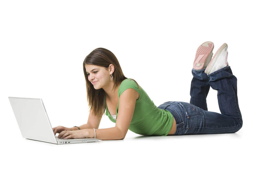 西方人,一个人,笑,微笑,露齿笑,横图,室内,白天,白色背景,正面,电脑,笔记本电脑,欧洲,欧洲人,仅一个年轻女性,仅一个女性,仅一个人,敲打,服装,网络,注视,休闲装,输入,通讯设备,衣服,打字,观察,看,趴着,休闲,休闲服,摄影,服饰,影棚,观看,点击,一台,敲击,察看,无线,关注,通信设备,无线网络,无线上网,便携式电脑,按键,手提电脑,年轻女性,女人,女性,白种人,趴,彩图,全身,影棚拍摄,拍摄