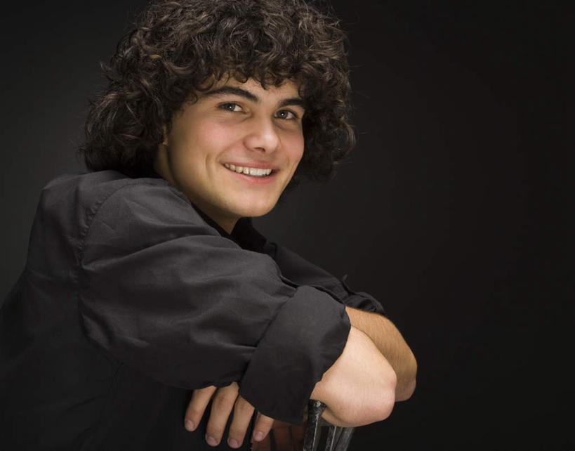 西方人,一个人,坐,笑,双手交叉,微笑,露齿笑,横图,室内,白天,侧面,欧洲,欧洲人,仅一个男性,仅一个人,黑色背景,服装,注视,休闲装,仅一个年轻男性,衣服,观察,看,休闲,休闲服,摄影,服饰,影棚,观看,察看,双手抱胸,关注,男人,男性,年轻男性,白种人,坐着,半身,彩图,影棚拍摄,拍摄