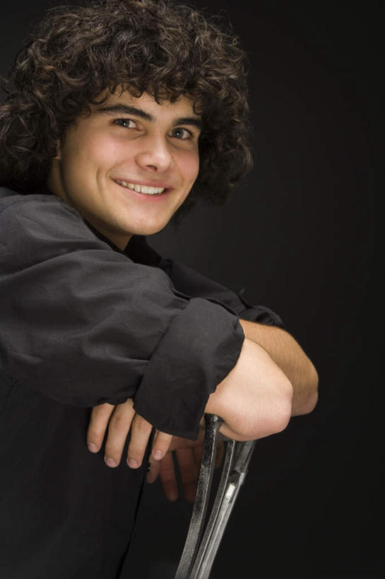 西方人,一个人,坐,笑,双手交叉,微笑,露齿笑,竖图,室内,白天,侧面,欧洲,欧洲人,仅一个男性,仅一个人,黑色背景,服装,注视,休闲装,仅一个年轻男性,衣服,观察,看,休闲,休闲服,摄影,服饰,影棚,观看,察看,双手抱胸,关注,男人,男性,年轻男性,白种人,坐着,半身,彩图,影棚拍摄,拍摄