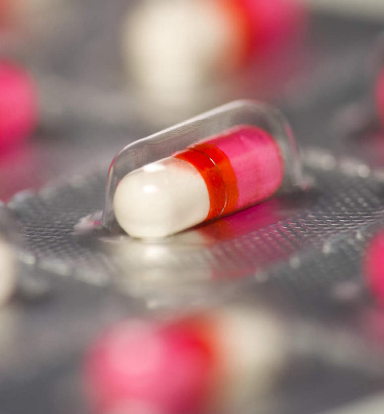 无人,竖图,俯视,室内,特写,白天,安全,静物,一排,许多,阴影,朦胧,模糊,整齐,反射,包装,包装纸,铝箔纸,锡箔纸,药剂,影子,纸,防护,纸张,胶囊,排列,红色,白色,药品,治疗,保护,药物,医疗,包装材料,队列,保险,预防,锡箔,铝箔,平安,彩图,高角度拍摄