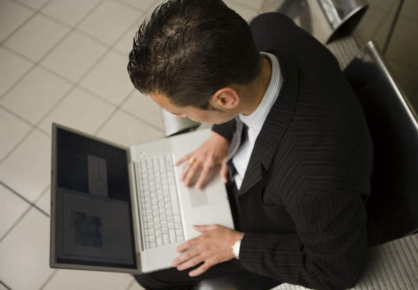 西方人,一个人,商务人士,商务男性,坐,横图,俯视,室内,白天,衬衫,电脑,笔记本电脑,椅子,欧洲,欧洲人,仅一个男性,仅一个人,敲打,阴影,套装,反射,网络,影子,注视,输入,通讯设备,仅一个年轻男性,打字,低头,观察,看,观看,点击,一台,敲击,察看,无线,关注,通信设备,商务装,无线网络,无线上网,便携式电脑,工薪阶层,垂头,按键,手提电脑,男人,男性,年轻男性,白种人,白领,上班族,坐着,半身,彩图,高角度拍摄,衬衣