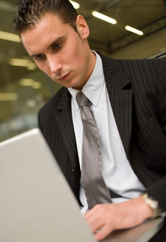 西方人,一个人,商务人士,商务男性,坐,竖图,室内,白天,仰视,衬衫,电脑,笔记本电脑,照明,欧洲,欧洲人,仅一个男性,仅一个人,敲打,阴影,套装,光线,网络,影子,灯光,领带,注视,输入,通讯设备,顶灯,灯,仅一个年轻男性,灯具,打字,低头,观察,看,观看,点击,一台,敲击,照亮,察看,无线,象征,庄重,照明设备,关注,通信设备,商务装,身份,无线网络,无线上网,便携式电脑,工薪阶层,正式,地位,垂头,按键,手提电脑,男人,男性,年轻男性,白种人,白领,上班族,坐着,半身,彩图,低角度拍摄,衬衣