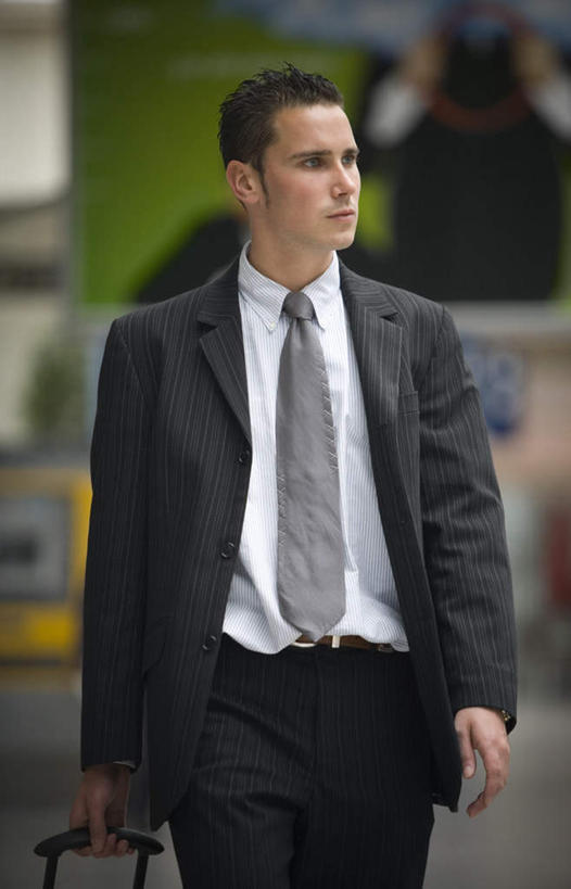 西方人,一个人,商务人士,商务男性,走,竖图,室外,白天,正面,衬衫,欧洲,欧洲人,仅一个男性,仅一个人,阴影,套装,朦胧,模糊,反射,影子,墙,领带,扭头,注视,墙壁,墙面,仅一个年轻男性,观察,看,转头,观看,察看,象征,庄重,关注,商务装,身份,工薪阶层,正式,地位,男人,男性,年轻男性,白种人,白领,上班族,步行,散步,走路,半身,彩图,衬衣