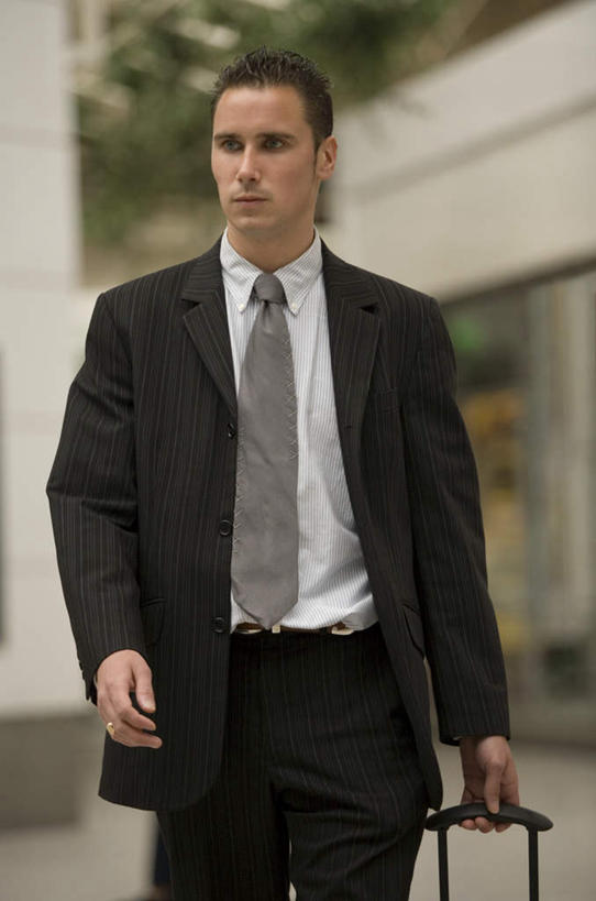 西方人,一个人,商务人士,商务男性,走,竖图,室外,白天,正面,衬衫,植物,欧洲,欧洲人,仅一个男性,仅一个人,套装,朦胧,模糊,拉杆箱,旅行箱,墙,拎,注视,墙壁,墙面,树,树木,仅一个年轻男性,一个,绿色,自然,行李箱,箱子,观察,看,生长,单个,成长,观看,出差,察看,关注,商务装,工薪阶层,男人,男性,年轻男性,白种人,白领,上班族,步行,散步,走路,半身,彩图,衬衣,旅行,拎着