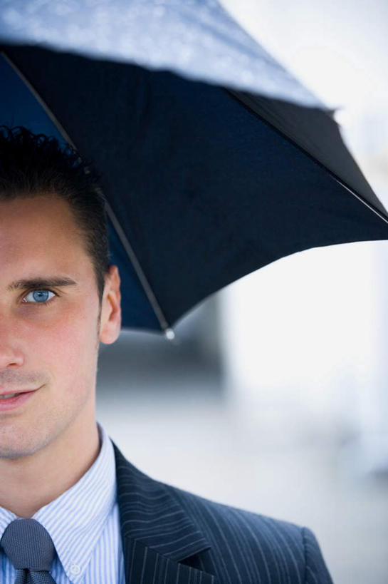 西方人,脸,头,脸颊,一个人,商务人士,商务男性,站,竖图,室外,特写,白天,正面,衬衫,欧洲,欧洲人,仅一个男性,仅一个人,一把,套装,朦胧,模糊,伞,雨伞,领带,注视,阳伞,肩膀,仅一个年轻男性,黑色,观察,看,站着,观看,察看,象征,庄重,关注,商务装,身份,工薪阶层,正式,地位,男人,男性,年轻男性,白种人,头部,脸部,脸蛋,面部,白领,上班族,站立,半身,彩图,衬衣