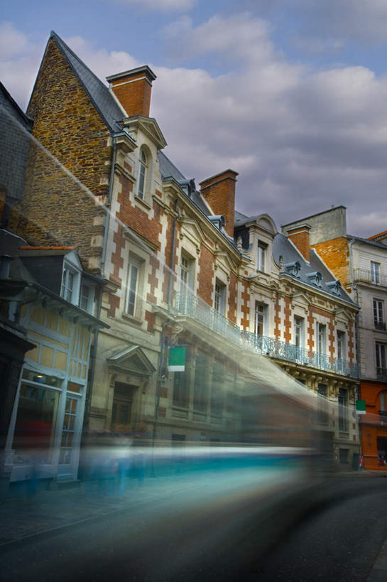 西方人,三个人,家,站,竖图,室外,白天,仰视,度假,美景,窗户,城市风光,城市,道路,路,公路,公共汽车,欧洲,欧洲人,一辆,一排,许多,行人,游客,游人,阴影,服装,朦胧,模糊,整齐,光线,影子,房屋,屋子,景观,云,云朵,公寓,巴士,公交车,交通,云彩,注视,休闲装,娱乐,洋房,楼房,路人,旅客,玻璃窗,住宅,车,排列,衣服,蓝色,白云,蓝天,天空,阳光,交通工具,天,观察,看,站着,享受,休闲,休闲服,景色,放松,服饰,晴朗,观看,察看,队列,关注,载具,过客,男人,男性,女人,女性,中年男性,中年女性,白种人,晴空,马路,站立,半身,彩图,低角度拍摄,房子