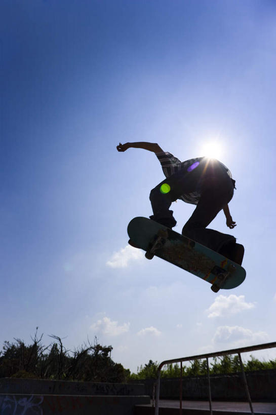 西方人,儿童,一个人,跳,伸展双臂,竖图,室外,白天,仰视,运动服,锻炼,纯洁,运动,太阳,植物,欧洲,欧洲人,仅一个男性,仅一个人,阴影,服装,光线,影子,云,云朵,半空,云彩,注视,极限运动,踩,树,树木,一个,小孩,衣服,蓝色,绿色,白云,蓝天,天空,阳光,自然,天,踩着,观察,看,仅一个小孩,可爱,童年,童趣,服饰,生长,晴朗,单个,成长,滑板,观看,察看,衣着,穿着,关注,童真,烂漫,无邪,衣饰,体育,天真,男孩,男人,男性,白种人,孩子,晴空,敞开双臂,伸开双臂,跳跃,展开双肩,张开手臂,张开双臂,彩图,低角度拍摄,全身,健身,滑板运动,男生,运动装