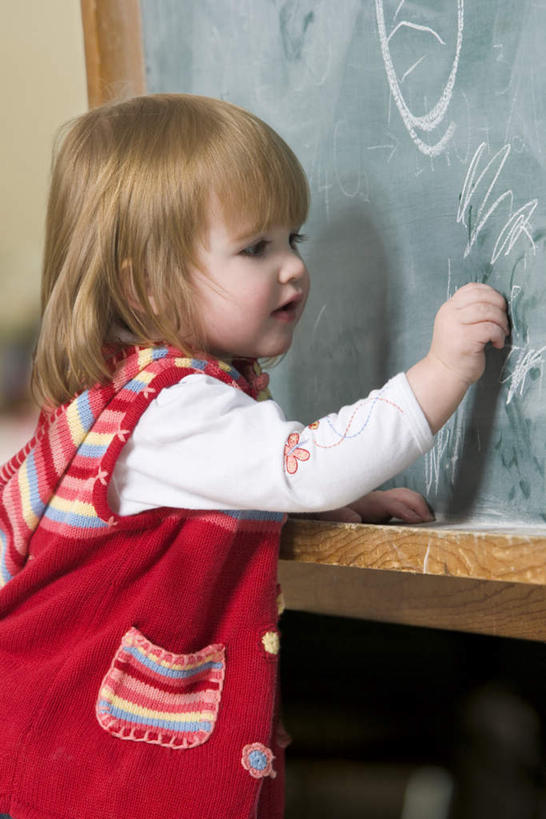 西方人,儿童,一个人,学生,学校,站,竖图,室内,白天,侧面,纯洁,欧洲,欧洲人,仅一个女性,仅一个人,握,阴影,服装,反射,笔,工具,影子,墙,注视,休闲装,校园,墙壁,墙面,小孩,衣服,粉笔,学习用品,黑板,观察,看,站着,仅一个小孩,休闲,教室,休闲服,可爱,童年,童趣,教学,握着,服饰,观看,文具用品,一支,察看,书写,关注,童真,烂漫,无邪,耐磨,白垩,誊写,教学黑板,天真,女孩,女人,女性,白种人,孩子,站立,半身,彩图,女生