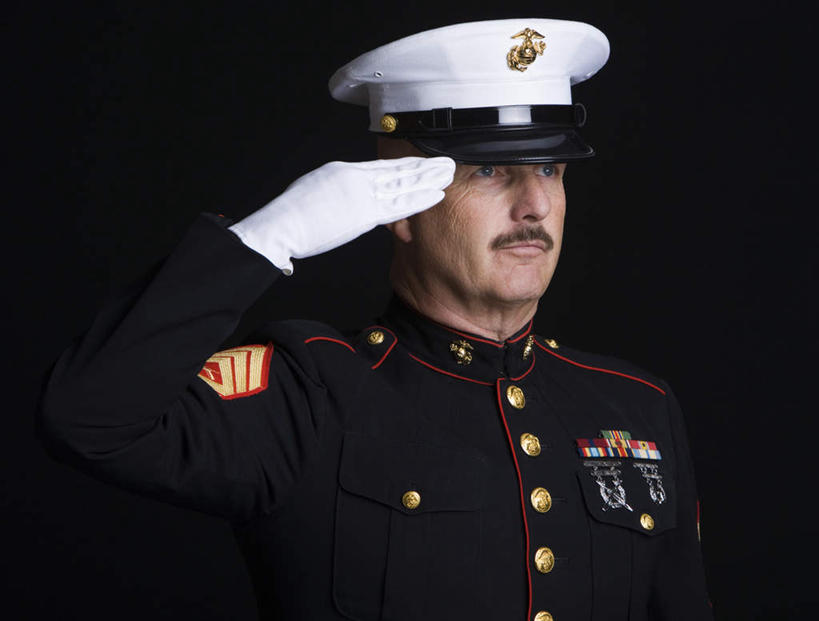 西方人,胡须,一个人,站,横图,室内,白天,正面,制服,安全,帽子,欧洲,欧洲人,仅一个男性,仅一个人,仅一个中年男性,黑色背景,防护,注视,衣服,手套,观察,看,站着,摄影,军帽,影棚,观看,保护,军人,察看,敬礼,军装,关注,军服,保险,保全,周全,安稳,安定,一顶,防护手套,还礼,平安,男人,男性,中年男性,白种人,胡子,小胡子,站立,半身,彩图,影棚拍摄,拍摄