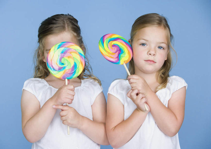 西方人,儿童,两个人,家庭,双胞胎,站,横图,彩色,室内,白天,正面,纯洁,欧洲,欧洲人,握,蓝色背景,服装,食品,糖,糖果,甜点,甜品,注视,休闲装,食物,两个,小孩,衣服,甜食,巧克力,观察,看,站着,休闲,温暖,温馨,一家人,休闲服,可爱,童年,童趣,握着,遮,遮掩,摄影,服饰,影棚,观看,和睦,察看,掩盖,遮挡,关注,童真,烂漫,无邪,巧克力糖,遮盖,掩饰,天真,女孩,女人,女性,白种人,站立,半身,彩图,影棚拍摄,拍摄,融洽,女生