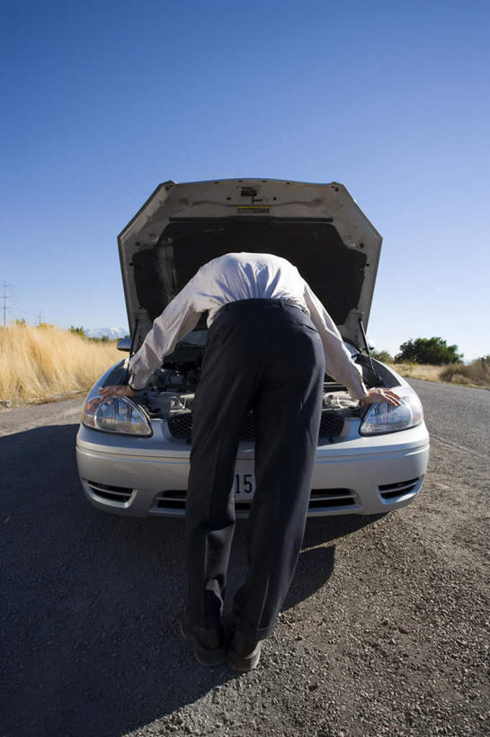 西方人,一个人,商务人士,商务男性,站,竖图,室外,白天,衬衫,道路,路,公路,汽车,欧洲,欧洲人,仅一个男性,仅一个人,一辆,撑,阴影,套装,光线,影子,交通,注视,车,仅一个年轻男性,背面,蓝色,蓝天,天空,阳光,交通工具,轿车,天,低头,观察,看,站着,晴朗,观看,察看,撑着,关注,载具,商务装,抛锚,工薪阶层,万里无云,垂头,男人,男性,年轻男性,白种人,白领,上班族,晴空,晴空万里,马路,站立,彩图,全身,衬衣