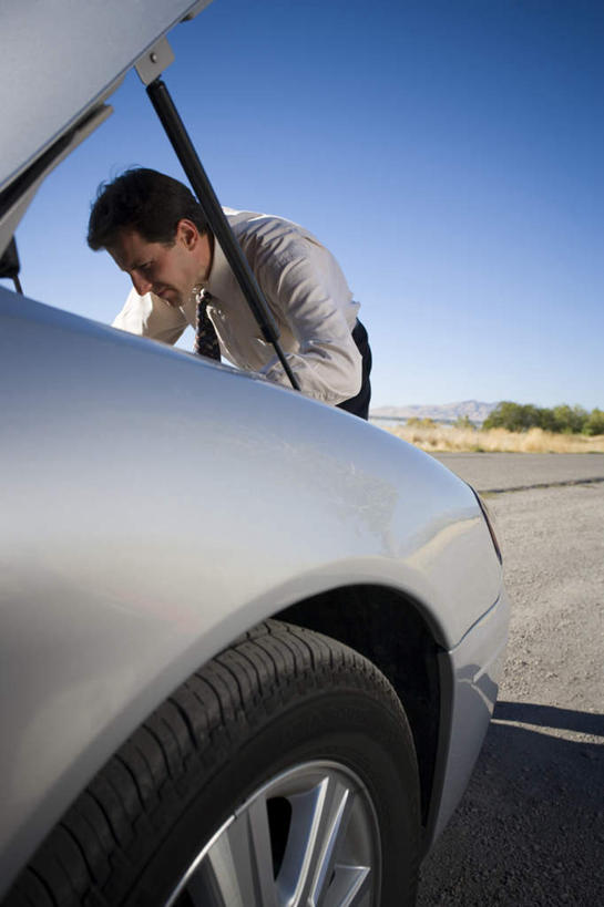 西方人,一个人,商务人士,商务男性,站,竖图,室外,白天,侧面,衬衫,道路,路,公路,汽车,欧洲,欧洲人,仅一个男性,仅一个人,一辆,阴影,套装,光线,影子,交通,注视,车,仅一个年轻男性,蓝色,蓝天,天空,阳光,交通工具,轿车,天,低头,观察,看,站着,晴朗,观看,修理,察看,关注,载具,商务装,抛锚,工薪阶层,万里无云,垂头,男人,男性,年轻男性,白种人,白领,上班族,晴空,晴空万里,马路,站立,半身,彩图,衬衣